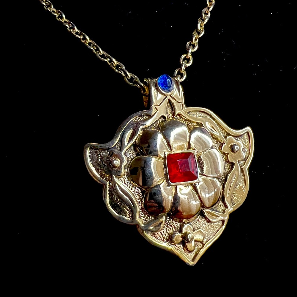 Vintage pendant necklace